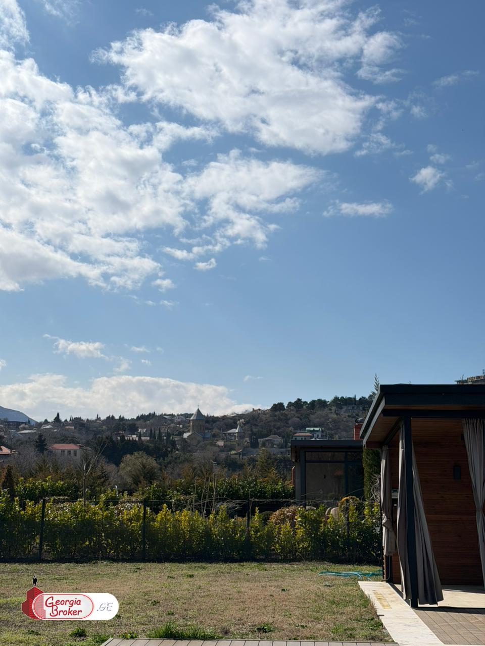 იყიდება ახალი გარემონტებული 7 ოთახიანი სახლი